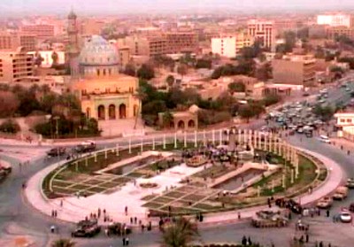 Wide-angeled photo of the 'cheering Iraqis'